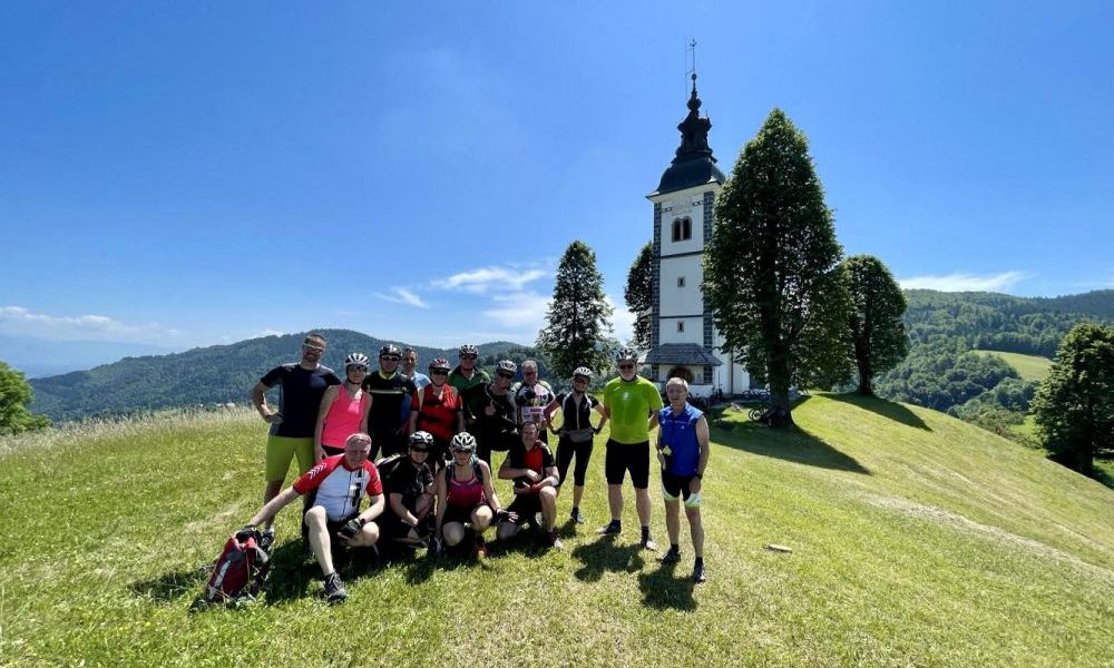 Skupina kolesarjev na najboljši kolesarski poti v Sloveniji